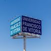 Rótulo en el campus de la Universidad Francisco de Vitoria, en Pozuelo de Alarcón