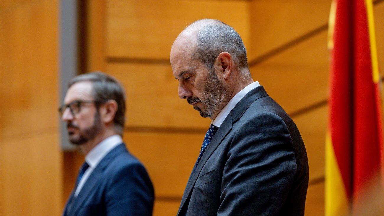 El presidente del Senado, Pedro Rollán, durante un minuto de silencio al comienzo de una sesión plenaria del Senado