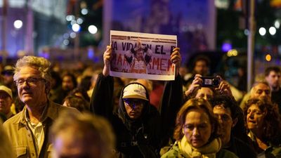 Miles de personas marchan en Madrid hasta la casa de Maricarmen para rendirle homenaje