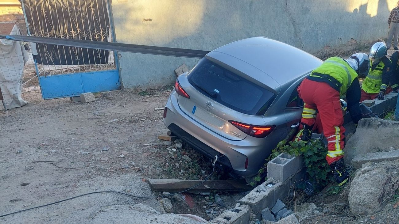 El coche atrapado en una zanja, en Coslada, tras tratar de huir de la Policía Local
