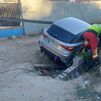 Intenta huir de la policía de Coslada a toda velocidad y acaba con su coche atrapado en una zanja