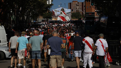 Suspenden el Rayo-Athletic por el lanzamiento masivo de objetos al campo en Vallecas