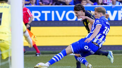 1-2. El Atlético tira de paciencia y suma tres puntos ante un Alavés en inferioridad
