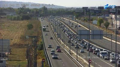 Fuertes retenciones en la salidas de Madrid  el segundo día del puente del Pilar