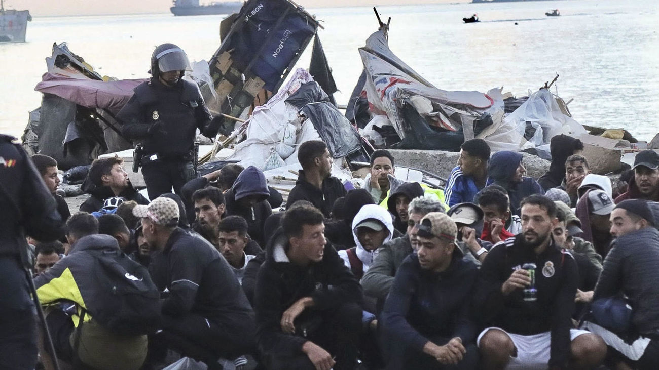 El Gobierno desmantela en Ceuta el último campamento de inmigrantes en la   playa de El Guano