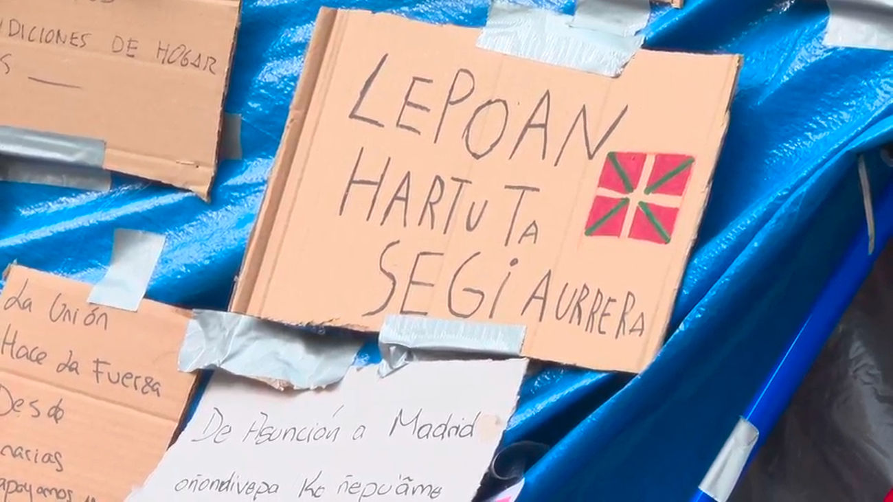 Carteles proetarras y banderas palestinas, en la acampada de Sol