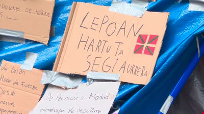 Carteles proetarras y banderas palestinas, en la acampada de Sol