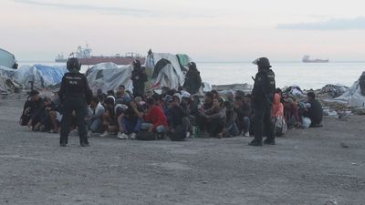 Miles de inmigrantes continúan campando por Ceuta tras el desalojo del tercer gran campamento