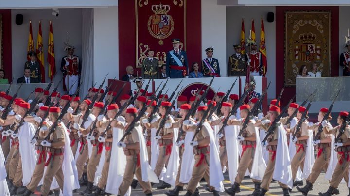 Regulares  en el Desfile del 12 día de la fiesta nacional
