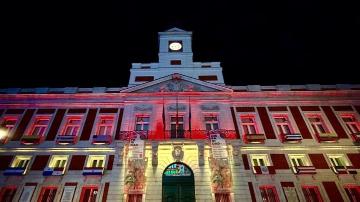 La Comunidad de Madrid ilumina la Real Casa de Correos con los colores de la bandera de España
