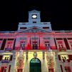 La Comunidad de Madrid ilumina la Real Casa de Correos con los colores de la bandera de España