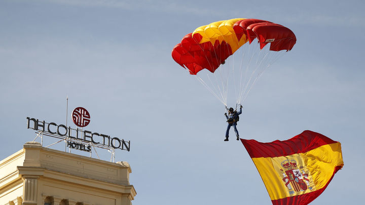 La bandera de España sobre el cielo de Madrid en el desfile del 12 de Octubre