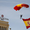 La bandera de España sobre el cielo de Madrid en el desfile del 12 de Octubre