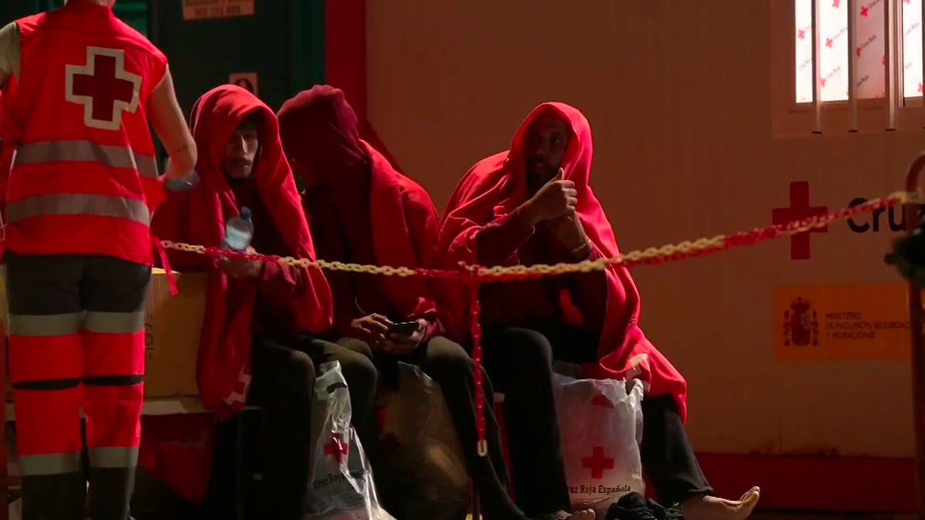 Canarias recibe a 668 migrantes en 24 horas tras la llegada de dos cayucos a El Hierro