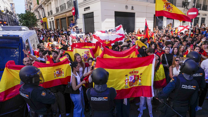 Tensión en la Puerta del Sol  entre acampados y manifestantes con banderas de España