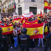 Tensión en la Puerta del Sol  entre acampados y manifestantes con banderas de España