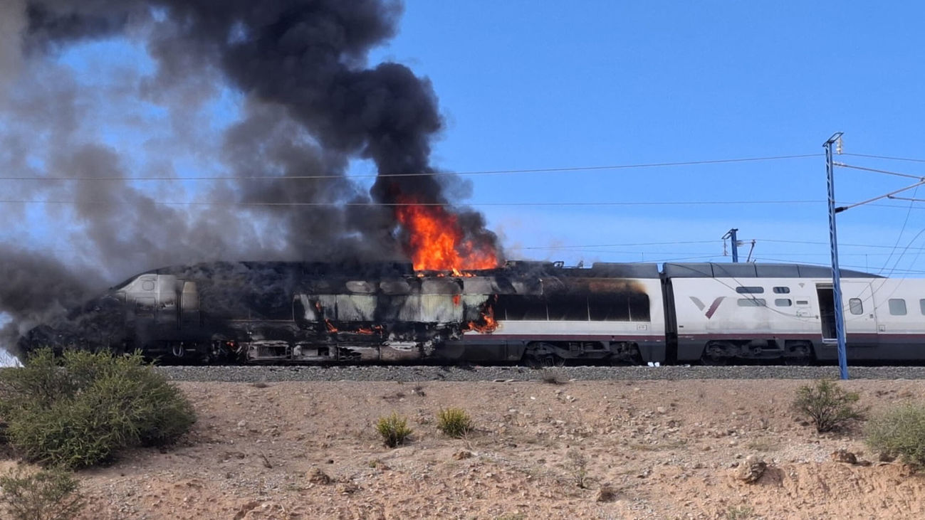 Locomotora de un AVE Madrid-Barcelona-Figueras incendiada a la altura de Ricla