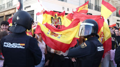 Un policía herido y dos detenidos en los enfrentamientos de la Puerta del Sol durante el 12 de octubre