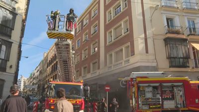 Un incendio en la cocina de un restaurante de la calle Argensola genera una gran columna de humo en Madrid