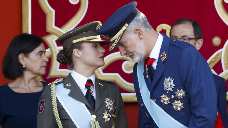 La anécdota de la princesa Leonor en el desfile del 12 de octubre: el rey le avisa de que le falta el Toisón de Oro