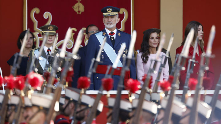 La princesa Leonor, el rey Felipe VI, la reina Letizia y la infanta Sofía presiden el tradicional desfile militar del 12 de octubre