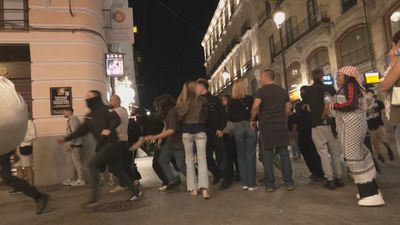 Agreden y amenazan a una reportera de Telemadrid durante los incidentes en la acampada de Sol