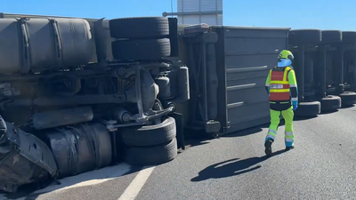 Vuelca un camión en la M-50 y su conductor resulta atrapado