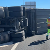 Vuelca un camión en la M-50 y su conductor resulta atrapado