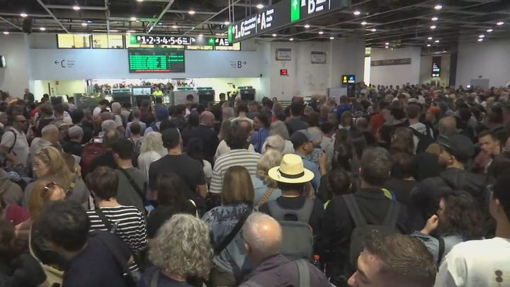 Siguen los retrasos en la línea Madrid-Barcelona sin fecha de retirada del tren incendiado
