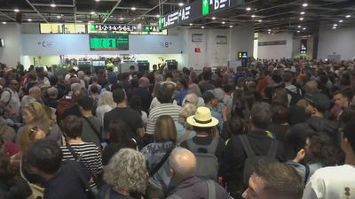Siguen los retrasos en la línea Madrid-Barcelona sin fecha de retirada del tren incendiado