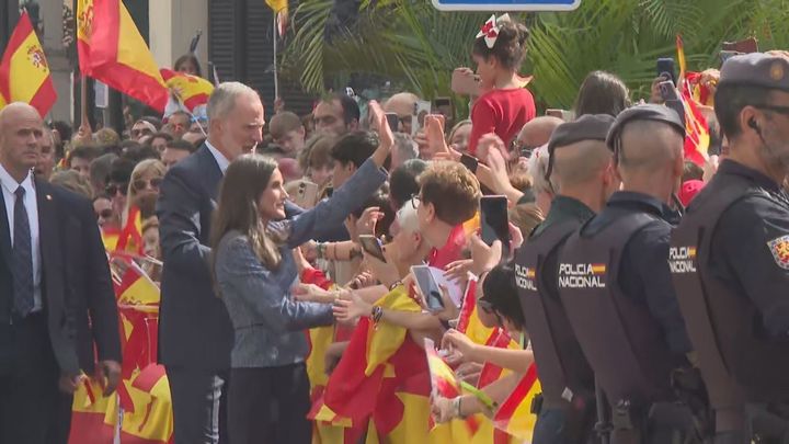 Los Reyes reciben una emotiva bienvenida de los ceutíes a su llegada a la ciudad