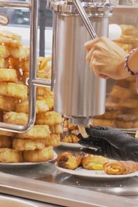 Aprende a elaborar churros con la familia churrera más antigua de Madrid