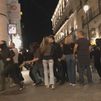 Agreden y amenazan a una reportera de Telemadrid durante los incidentes en la acampada de Sol