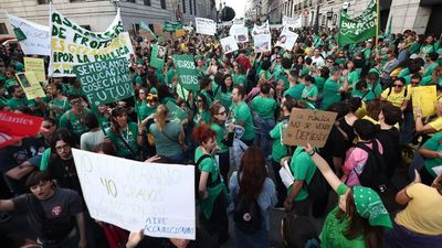 Ayuso tacha de "política" la huelga indefinida en la educación pública madrileña