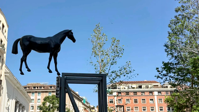 'El rumor de la discordia', la nueva estatua de Madrid que desafía la gravedad