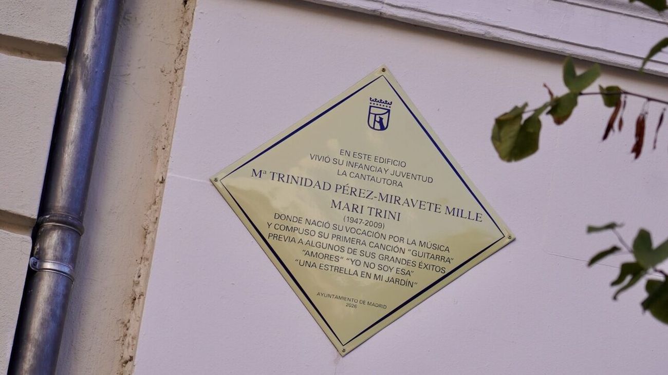 Placa en la calle de Claudio Coello de Madrid en homenaje a la cantautora Mari Trini