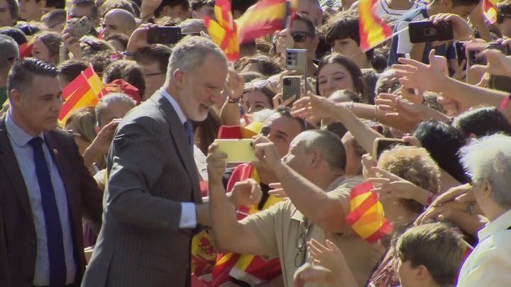Miles de personas reciben a los reyes en Melilla entre vítores y aplausos