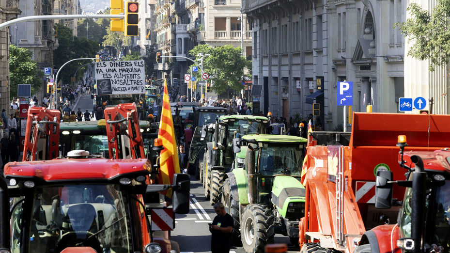 Los agricultores toman Barcelona con 200 tractores para exigir ayudas ante la subida de los costes