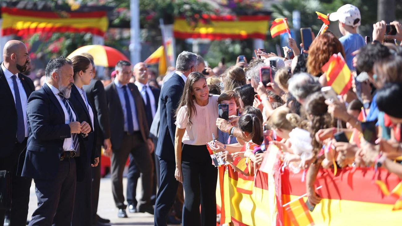 Los melillenses reciben emocionados a los Reyes: "Que viva España"