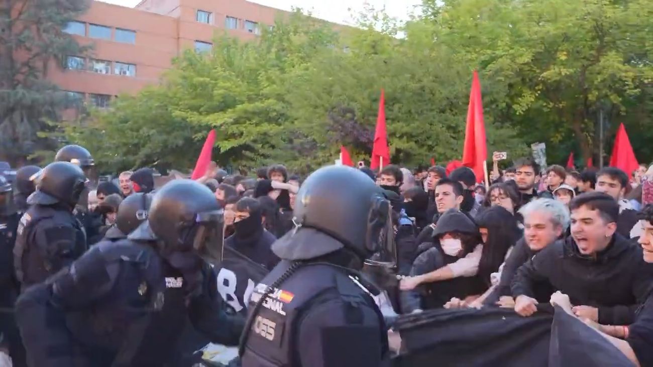 Cinco detenidos y dos policías heridos en la manifestación de la Complutense por la educación