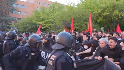 Cinco detenidos y dos policías heridos en la manifestación de la Complutense por la educación