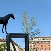 'El rumor de la discordia', la nueva estatua de Madrid que desafía la gravedad