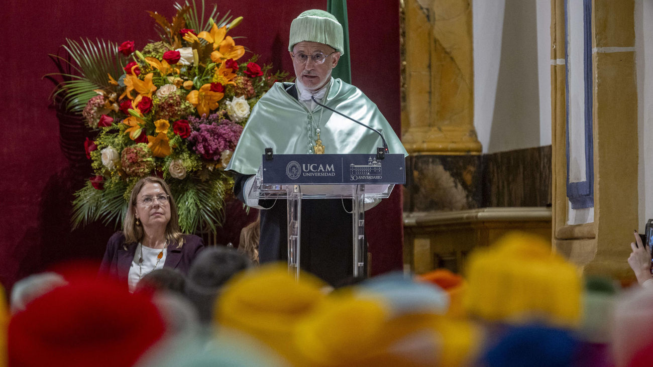 De la Fuente recuerda a Gavi y Pedri en su investidura como doctor honoris causa por la UCAM