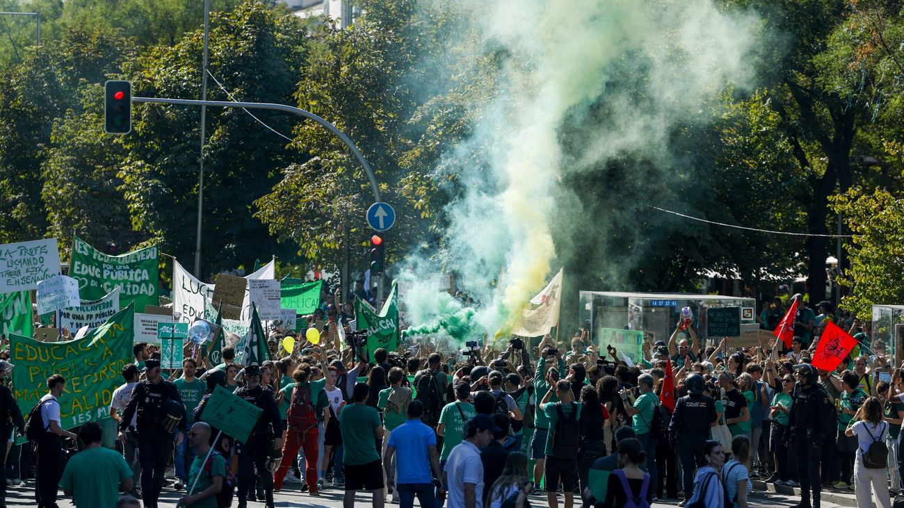 Miles de profesores cortan Alcalá y Cibeles en Madrid en el segundo día de huelga indefinida