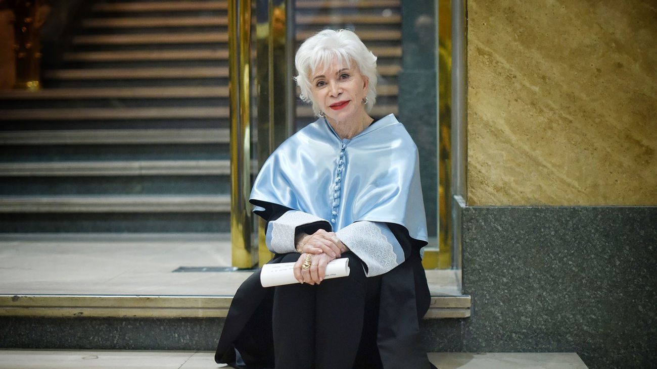 La escritora Isabel Allende posa durante el acto en el que ha sido investida doctora honoris causa por la Universidad Internacional Menéndez Pelayo (UIMP)