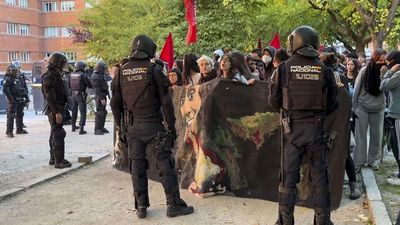 La Complutense pone fin al encierro en Rectorado tras la carga policial y ofrece apoyo jurídico a los estudiantes