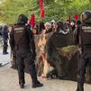 La Complutense pone fin al encierro en Rectorado tras la carga policial y ofrece apoyo jurídico a los estudiantes