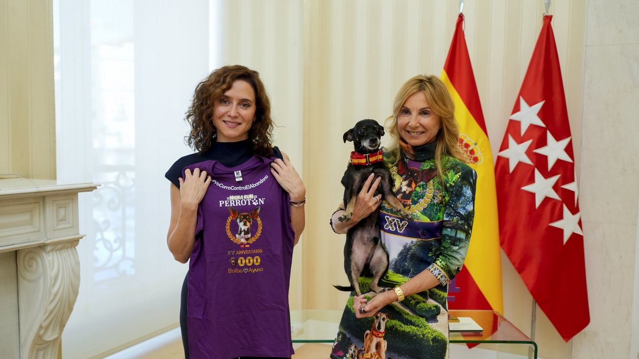Ayuso, premiada por La Perrotón por su "compromiso con la adopción" de animales