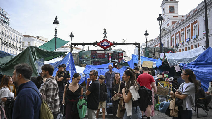 La Comunidad alerta de "graves condiciones de salubridad" en la estación de Sol por los "orines" de la acampada