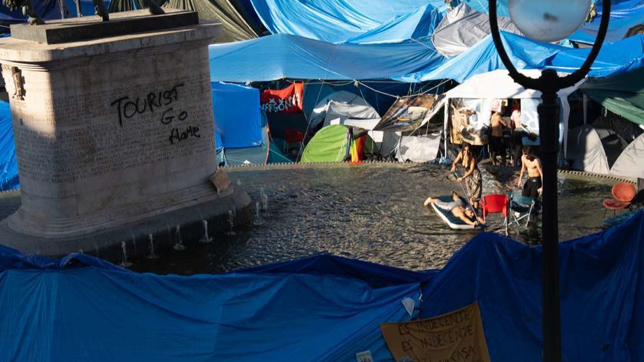 Acampados de Sol usan la fuente como parque acuático